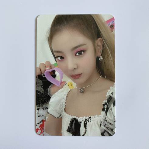 ITZY 1ST ALBUM 'CRAZY IN LOVE' ALBUM PHOTOCARD - LIA (V4)
